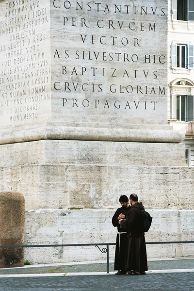 Dva mniši pod Constantine obelisk — Stock fotografie