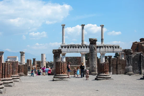 Toeristen in de ruïnes in Pompeii — Stockfoto