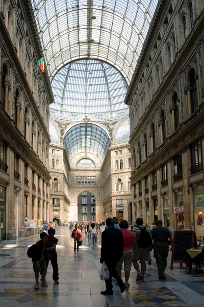 Interior de la galería Umberto I en la ciudad de Nápoles — Foto de Stock