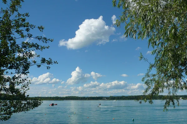 Skidåkning i sommar på sjön — Stockfoto