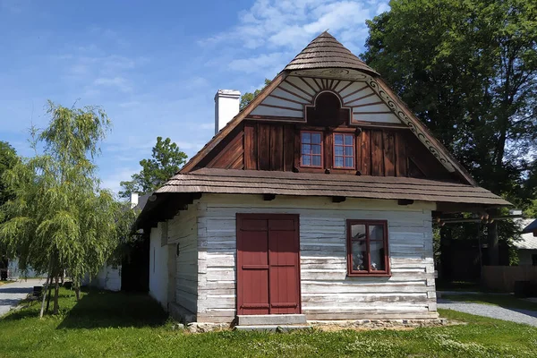 捷克共和国Vysocina地区Hlinsko贝莱姆民间建筑纪念碑保护区的许多旧木结构房屋之一 免版税图库照片