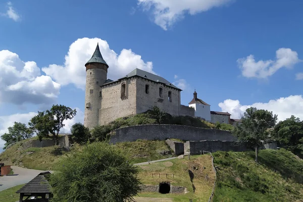 Замок Кунетик Гора Является Доминирующим Ландшафтом Недалеко Пардубице Чешская Республика Стоковое Изображение