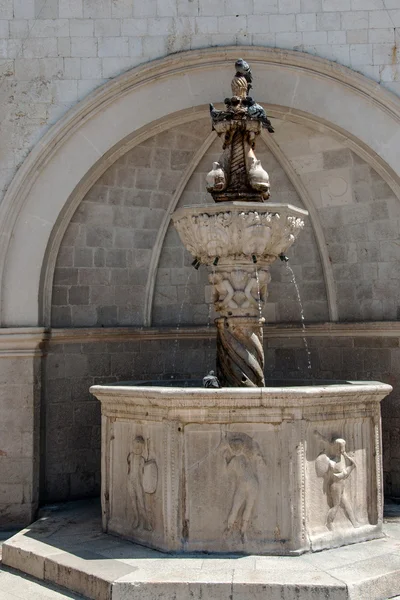 Fontana sulla piazza di Dubrovnik — Foto Stock