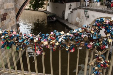 aşk kilitleri asmak Prag'daki charles Köprüsü altında