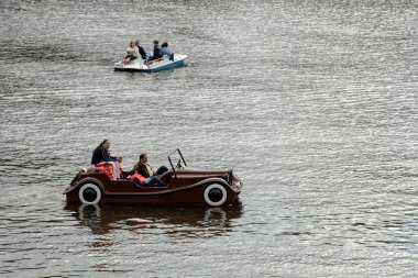 Prag'daki charles bridge önce gevşeme vltava Nehri Yolculuk