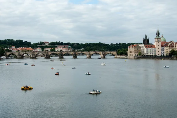 Relaxation Croisières sur la rivière Vltava avant le pont Charles à Prague — Photo