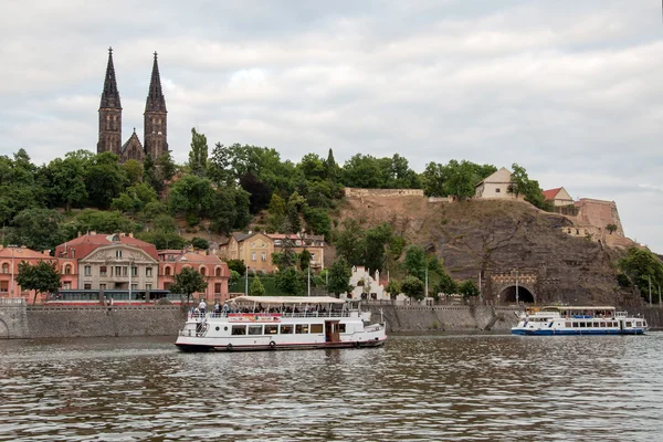 Kreuzfahrtschiffe auf der Moldau unter Prag vysehrad — Stockfoto