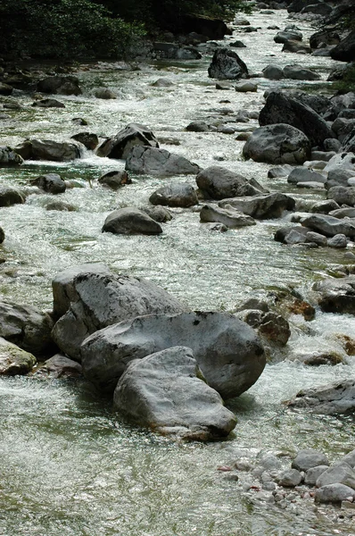 Горный поток с большими скалами — стоковое фото