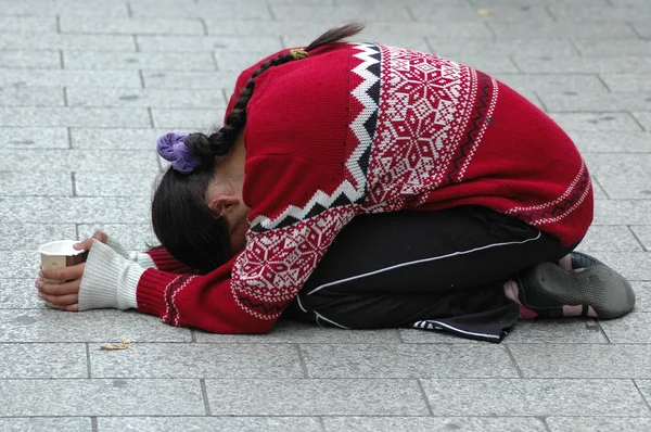 Woman begging on the pavement — Stock Photo, Image