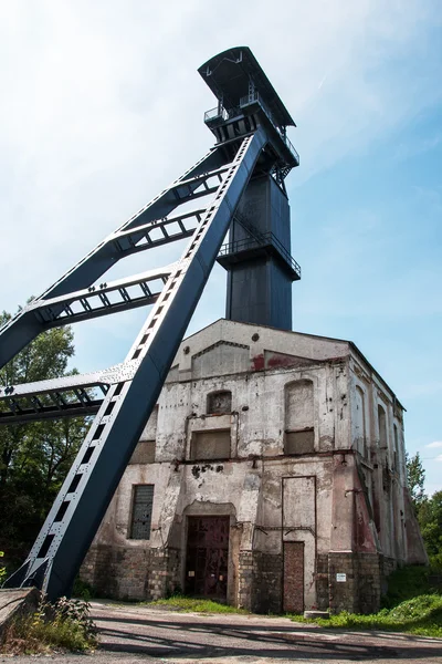 Oude kolen mijnschacht met mijnbouw tower — Stockfoto