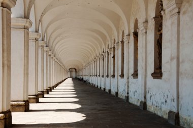 Colonnade Çiçek Bahçe kromeriz içinde