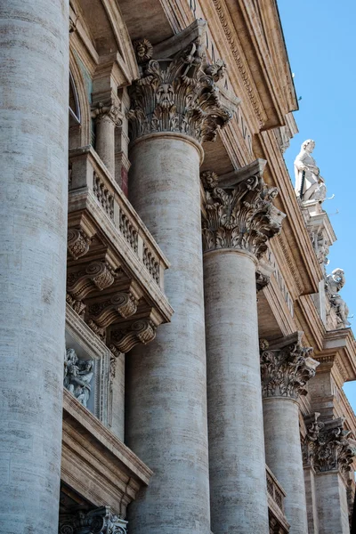 La fachada de la Catedral de San Pedro en el Vaticano — Foto de Stock