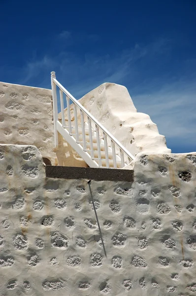 Новые лестницы на старой стене — стоковое фото