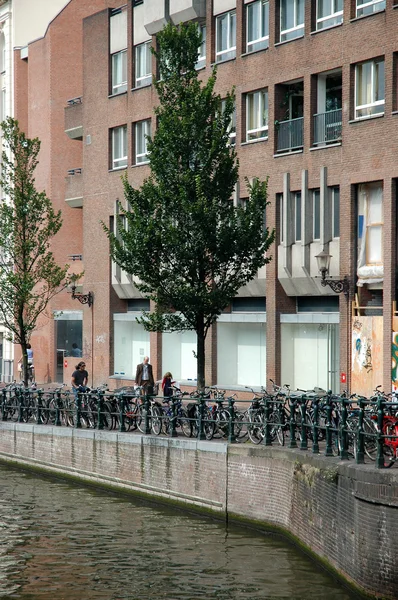 Fietsen in amsterdam — Stockfoto