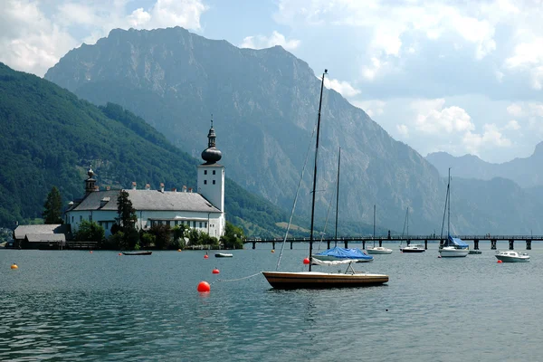 Zamek Schloss Ort w jeziorze Traunsee — Zdjęcie stockowe