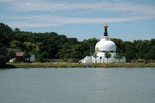 Buddhistisches Gebetshaus am Ufer der Donau in Wien — Stockfoto