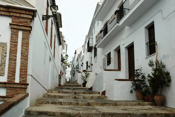 Vila branca espanhola tradicional de Frigiliana com escadas típicas — Fotografia de Stock