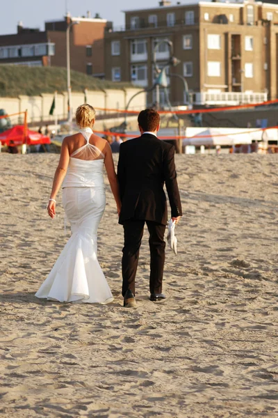 Newly married couple on the beach — Stock Photo, Image