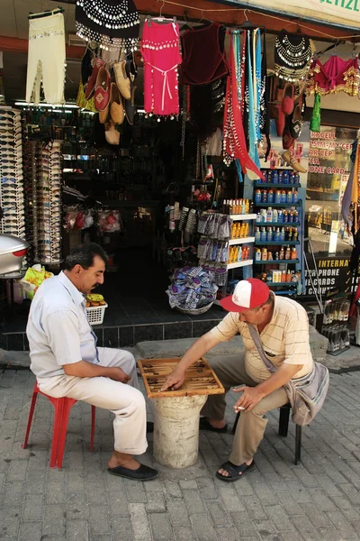 Deux hommes jouent leur jeu préféré dans la rue — Photo