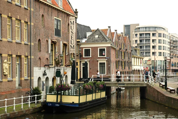 Casas holandesas tradicionais no canal na cidade de Alkmaar, Holanda — Fotografia de Stock