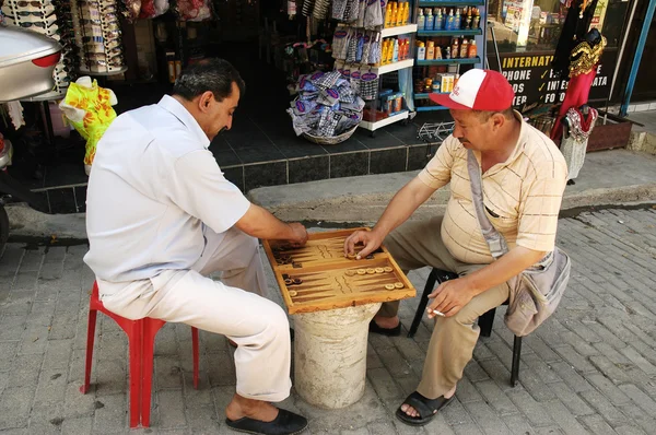 Deux hommes jouent leur jeu préféré dans la rue — Photo