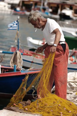 Balıkçı balıkçılık net hazırlanıyor