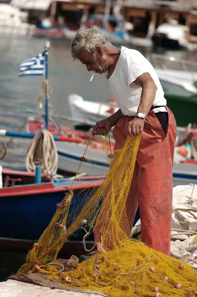 Balıkçı balıkçılık net hazırlanıyor