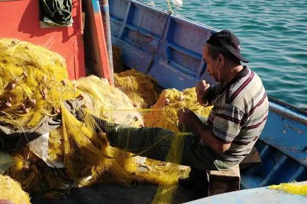 Pescador corrige rede de pesca — Fotografia de Stock