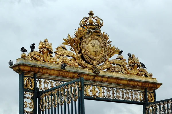 Zlatá brána palác versailles, Francie — Stock fotografie