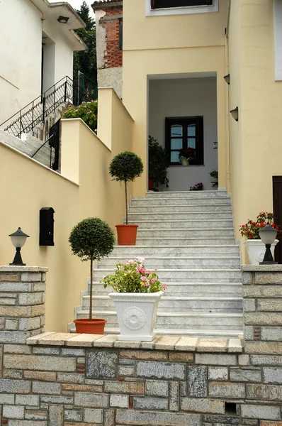 Escalera de mármol decorada con flores y plantas — Foto de Stock