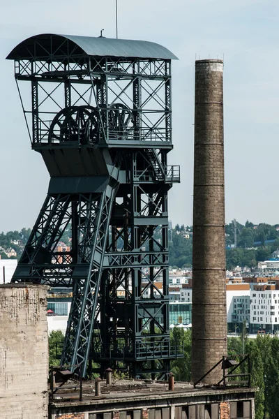 Velho eixo de mina de carvão com torre de mineração — Fotografia de Stock