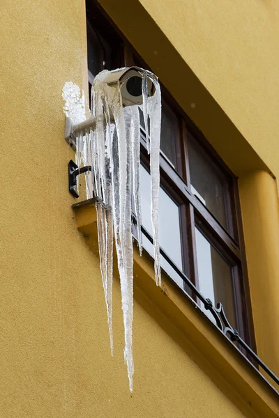 Kiolvasztás jégcsapok biztonsági kamera — Stock Fotó
