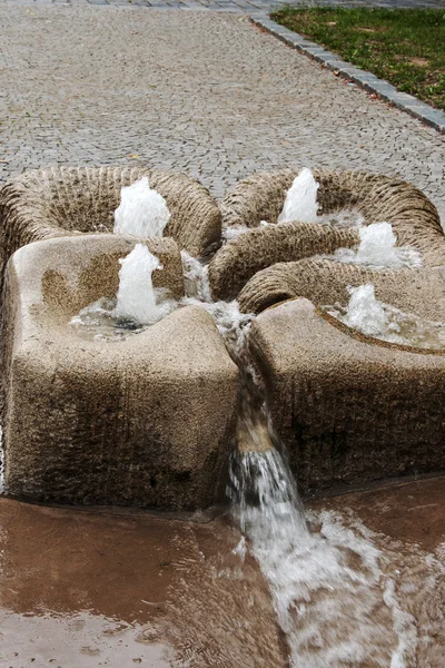 Mała fontanna na ulicy — Zdjęcie stockowe