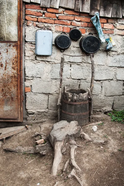 Töpfe in der Ecke des Hofes — Stockfoto