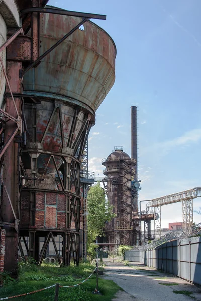 Gamla, övergivna stålverk — Stockfoto
