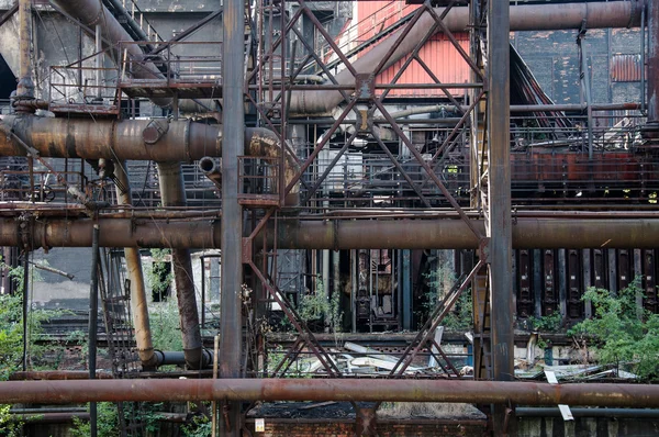 生锈的管道和建筑 — 图库照片