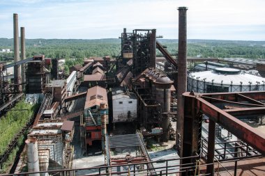 Eski, terk edilmiş çelik fabrikası