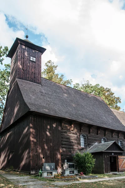 Mały drewniany kościółek w miejscowości Zarova — Zdjęcie stockowe