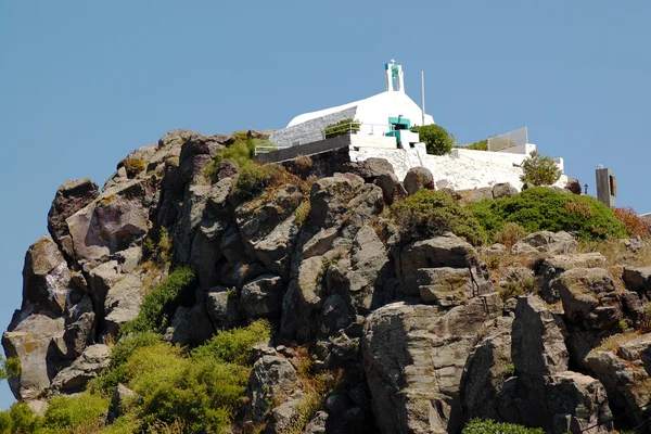 Petite église grecque sur la falaise — Photo