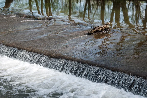 Små weir vid floden Morava — Stockfoto