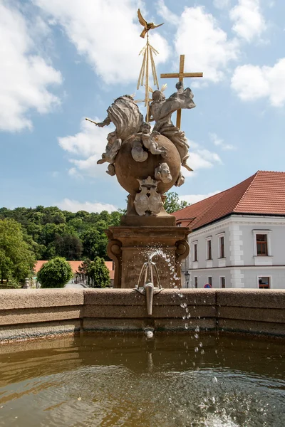 Fuente y escultura — Foto de Stock