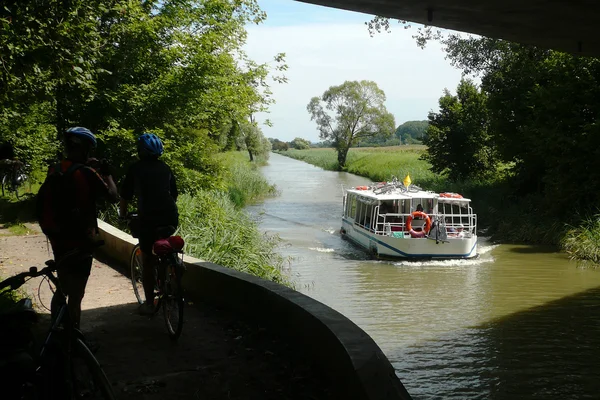 Rivier boot op een cruise in Bata kanaal, Moravië — Stockfoto