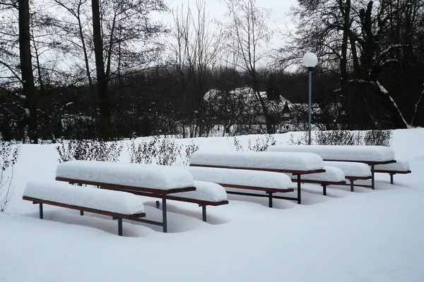 Bancos y mesas cubiertas de nieve —  Fotos de Stock