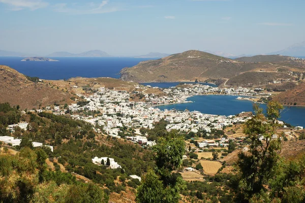 Vista da ilha de Patmos de Chora, cidade de Skala, o principal porto — Fotografia de Stock