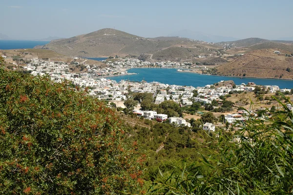 Vista da ilha de Patmos de Chora, cidade de Skala, o principal porto — Fotografia de Stock