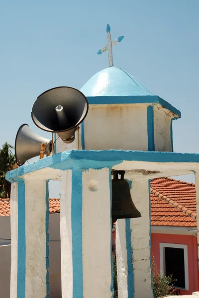 Pequeño campanario griego con altavoces — Foto de Stock