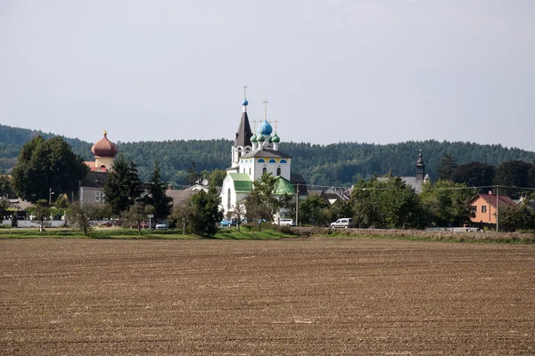 Chudobin Dorf mit drei Kirchen — Stockfoto