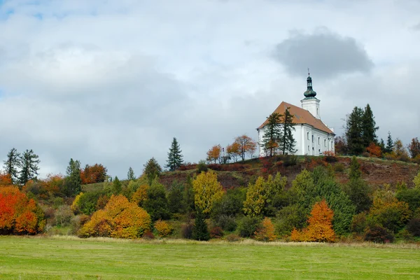 Kościół pielgrzymkowy na wzgórzu Uhlirsky vrch w pobliżu Bruntal — Zdjęcie stockowe