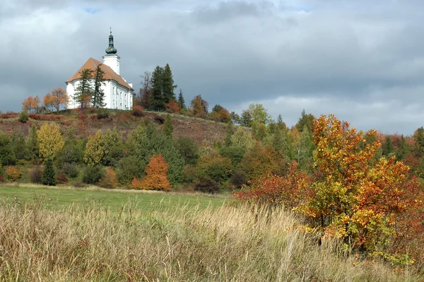 Bruntal yakınındaki Uhlirsky hill vrch hac kiliseyle — Stok fotoğraf