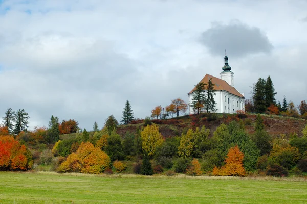 在 Bruntal 附近的山的 Uhlirsky vrch 朝圣教堂 图库照片